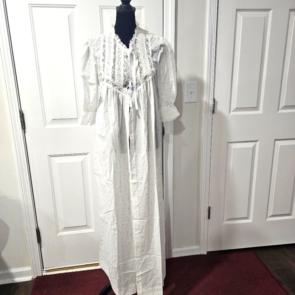 Beth Michaels size medium robe light weight